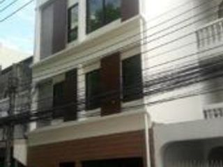Reihenhaus zum Kauf und zur Miete mit 9 Zimmer in Watthana, Bangkok
