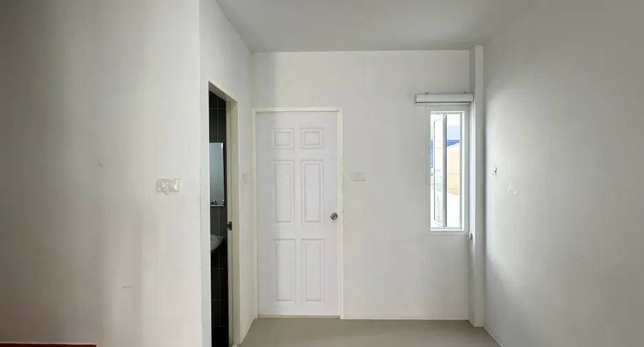 À louer 2 chambres maison de ville à Ban Chang, Rayong