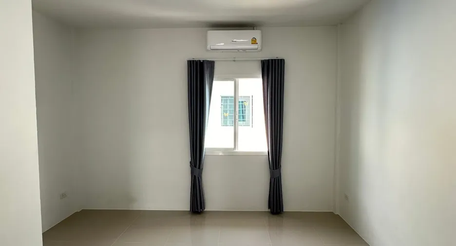 À louer 2 chambres maison de ville à Ban Chang, Rayong