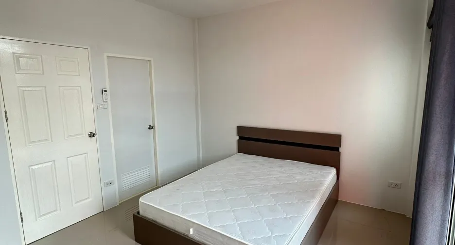 À louer 2 chambres maison de ville à Ban Chang, Rayong