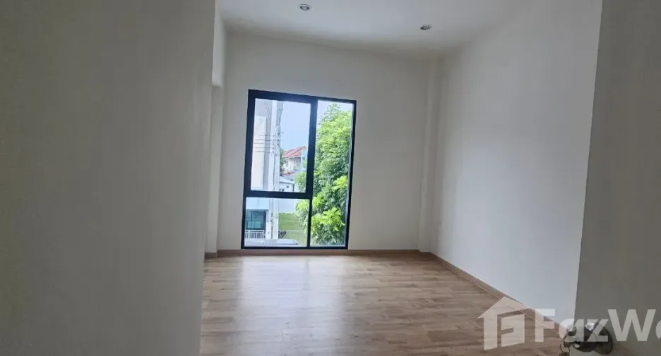 For sale 3 bedrooms townhouse in Prawet, Bangkok