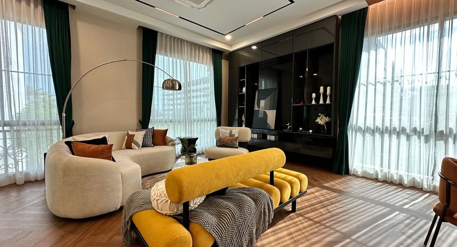 For sale 4 bedrooms townhouse in Lat Krabang, Bangkok