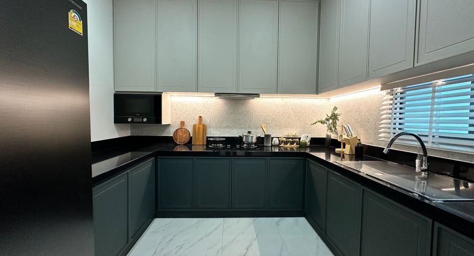 For sale 4 bedrooms townhouse in Lat Krabang, Bangkok