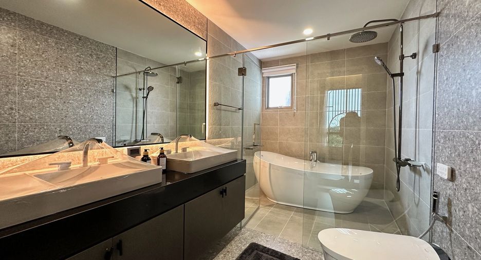 For sale 4 bedrooms townhouse in Lat Krabang, Bangkok