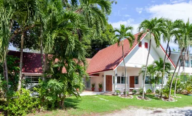 For rent 4 bedrooms villa in Mueang Phuket, Phuket