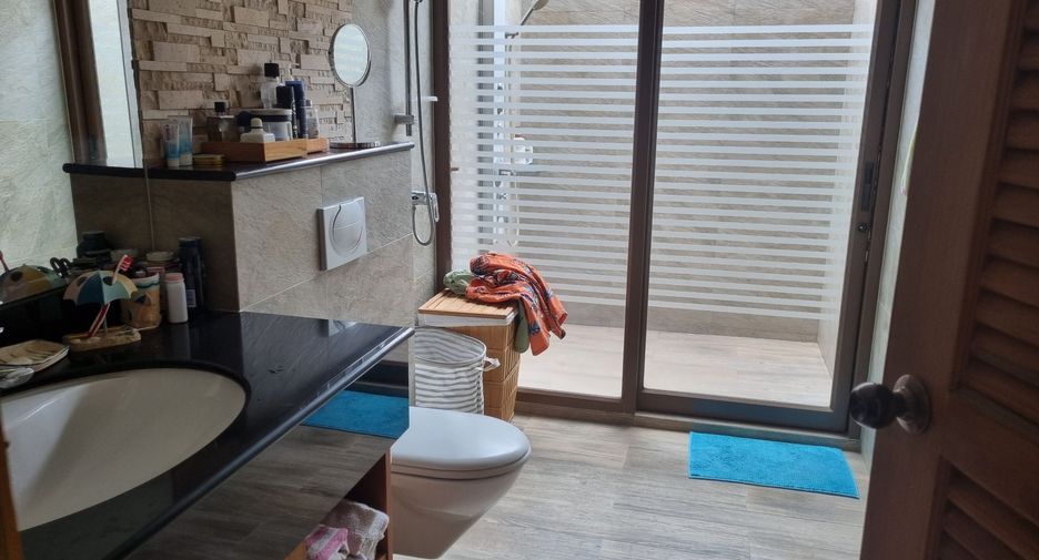 Casa en alquiler de 3 habitaciones en Bang Lamung, Chonburi