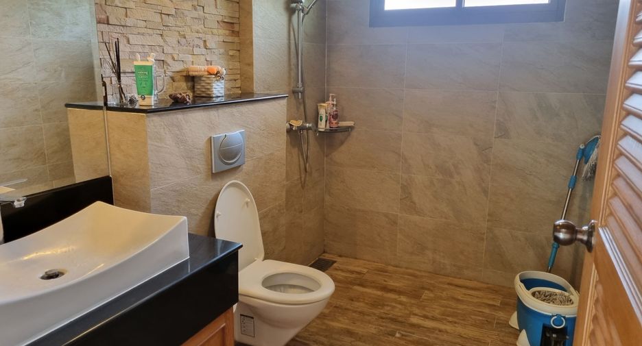 Casa en alquiler de 3 habitaciones en Bang Lamung, Chonburi
