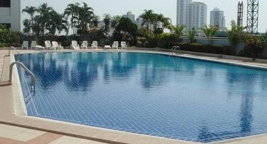 For sale 3 bedrooms condo in Watthana, Bangkok