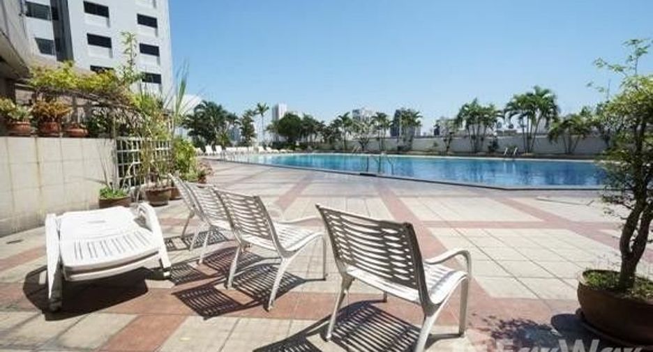 For sale 3 bedrooms condo in Watthana, Bangkok