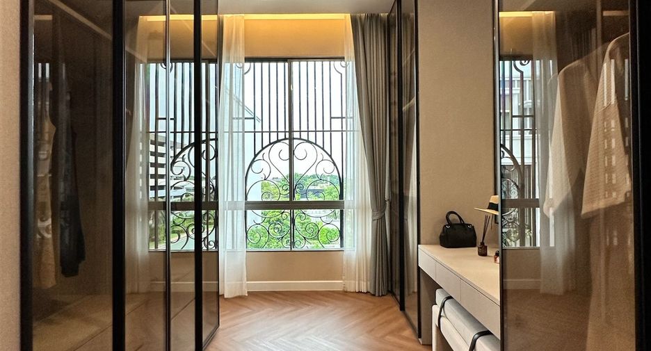 For sale 5 bedrooms townhouse in Lat Krabang, Bangkok