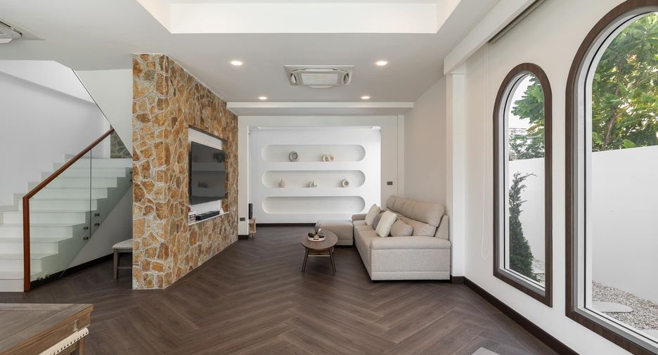 À vendre et à louer 4 chambres villa à Huay Yai, Pattaya