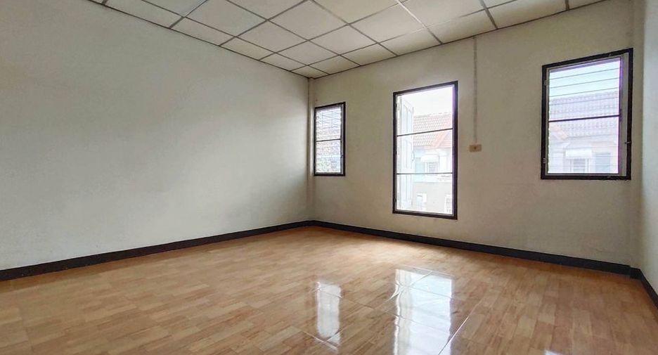 For rent 4 bedrooms townhouse in Krathum Baen, Samut Sakhon
