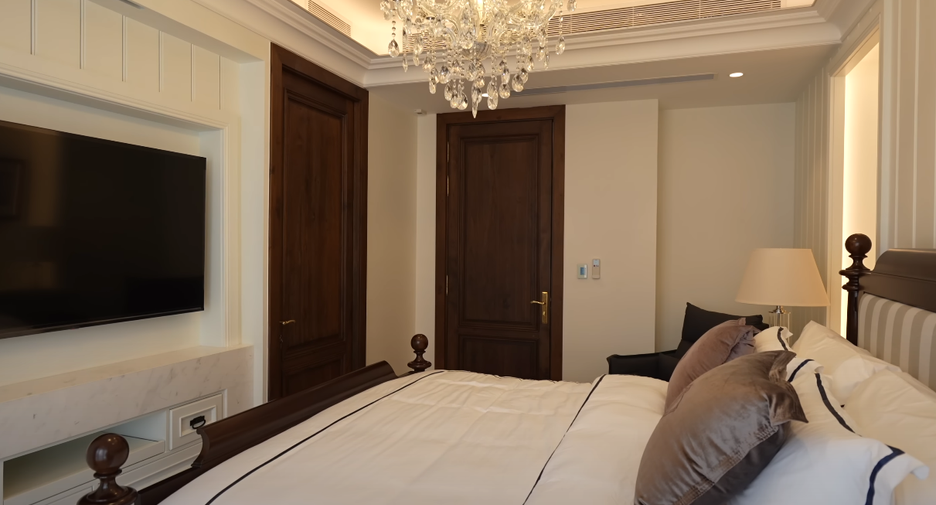 For sale 4 bedrooms house in Watthana, Bangkok
