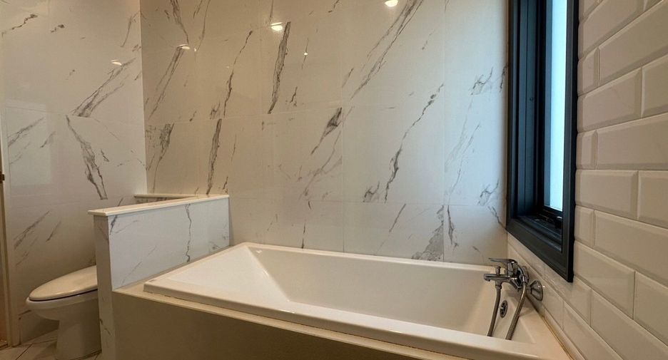 Casa en alquiler de 3 habitaciones en Bang Lamung, Chonburi