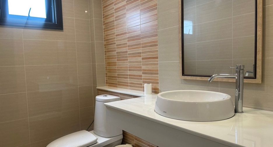 Casa en alquiler de 3 habitaciones en Bang Lamung, Chonburi