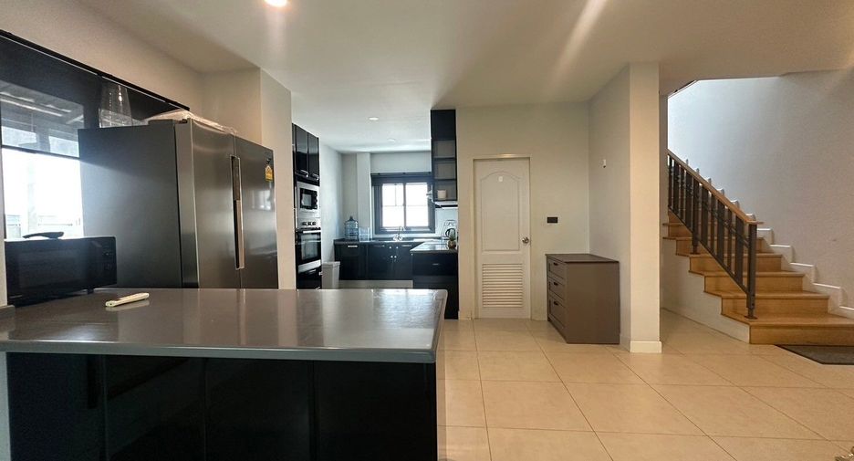 Casa en alquiler de 3 habitaciones en Bang Lamung, Chonburi