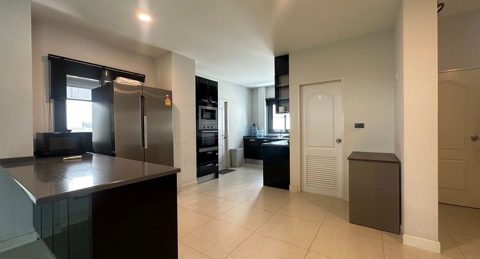 Casa en alquiler de 3 habitaciones en Bang Lamung, Chonburi