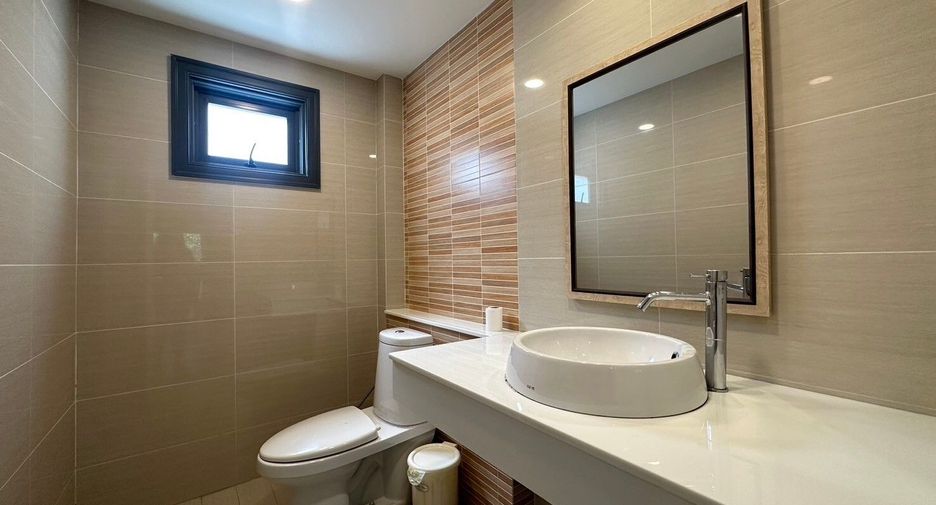 Casa en alquiler de 3 habitaciones en Bang Lamung, Chonburi