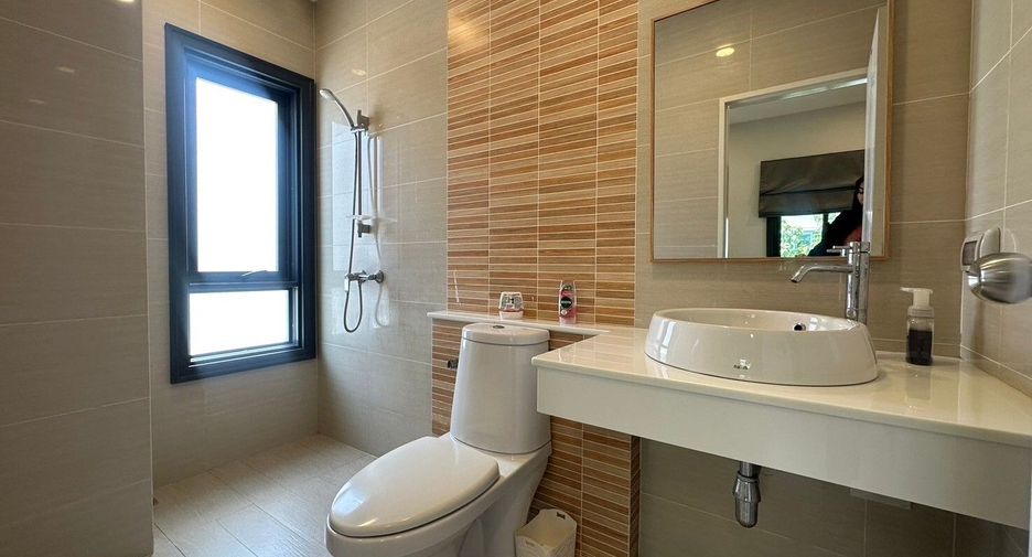 Casa en alquiler de 3 habitaciones en Bang Lamung, Chonburi