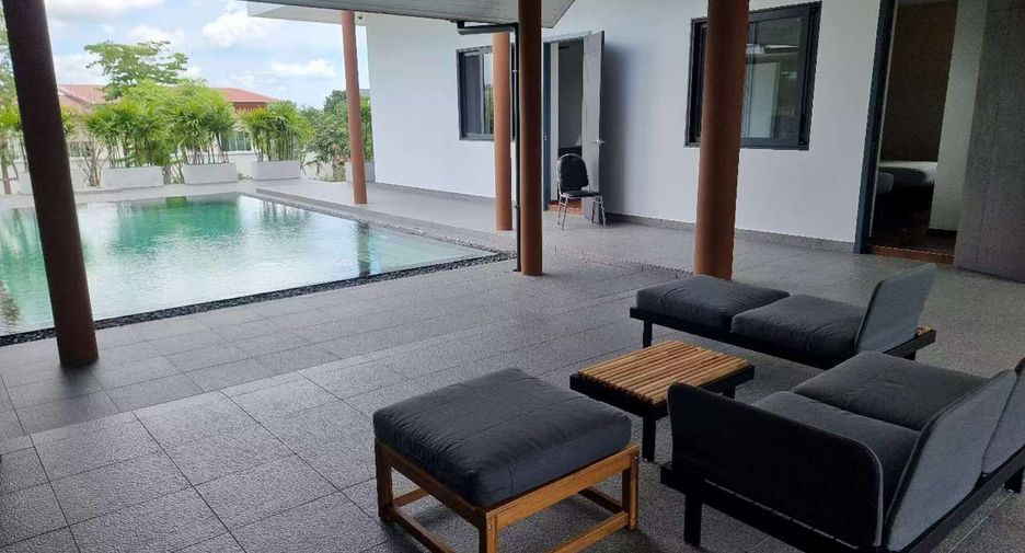 For rent 4 bedrooms villa in Bang Lamung, Chonburi