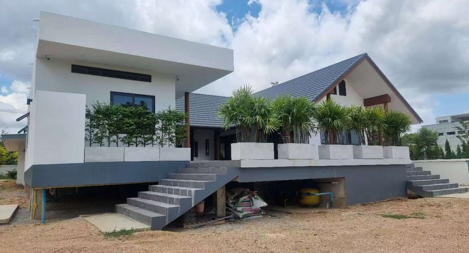 For rent 4 bedrooms villa in Bang Lamung, Chonburi