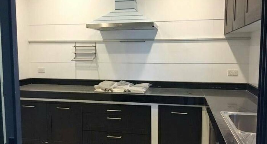 For sale 3 bedrooms house in Taling Chan, Bangkok