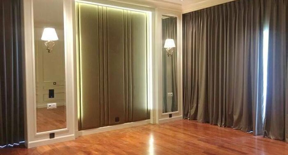 For sale 3 bedrooms house in Taling Chan, Bangkok