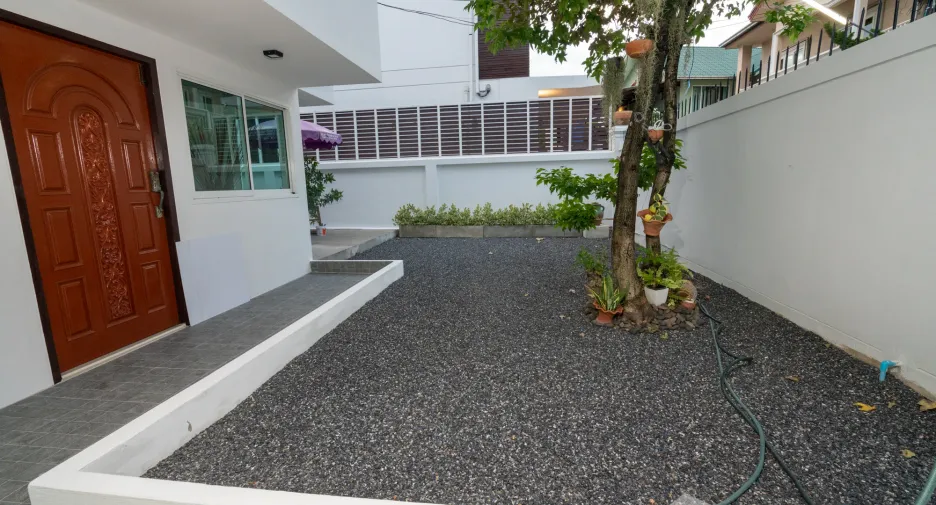 For sale 4 bedrooms house in Wang Thonglang, Bangkok