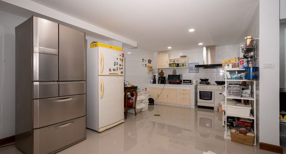 For sale 4 bedrooms house in Wang Thonglang, Bangkok