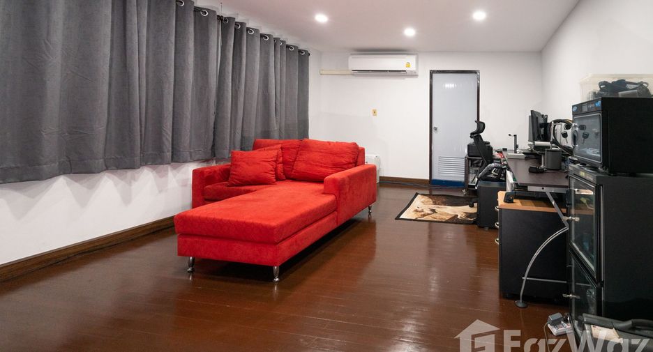 For sale 4 bedrooms house in Wang Thonglang, Bangkok