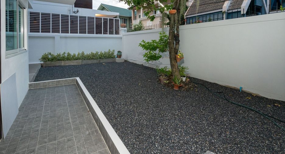 For sale 4 bedrooms house in Wang Thonglang, Bangkok