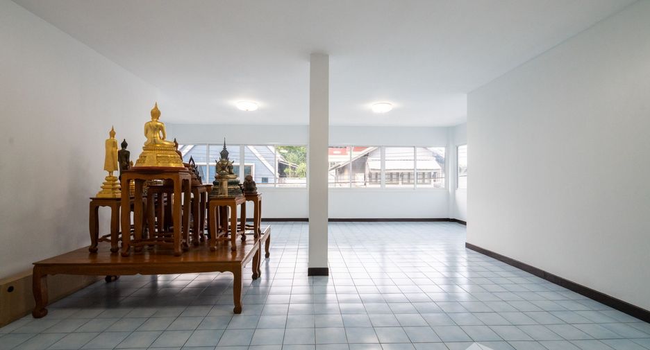 For sale 4 bedrooms house in Wang Thonglang, Bangkok