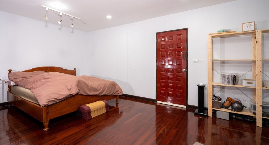 For sale 4 bedrooms house in Wang Thonglang, Bangkok