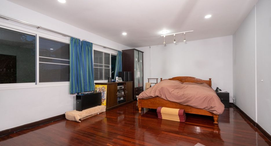 For sale 4 bedrooms house in Wang Thonglang, Bangkok
