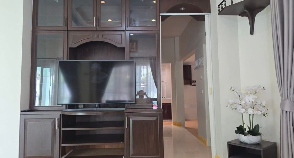 Casa en alquiler de 3 habitaciones en Bang Lamung, Chonburi