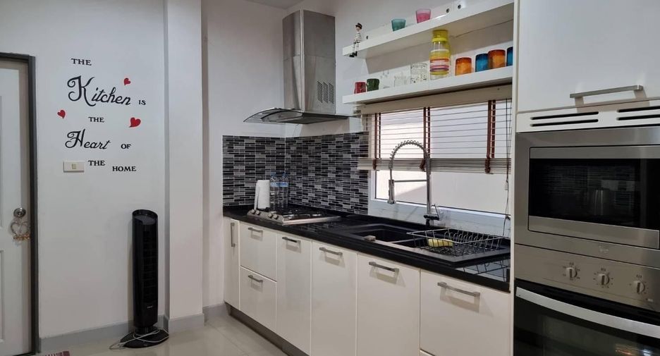 Casa en alquiler de 3 habitaciones en Bang Lamung, Chonburi