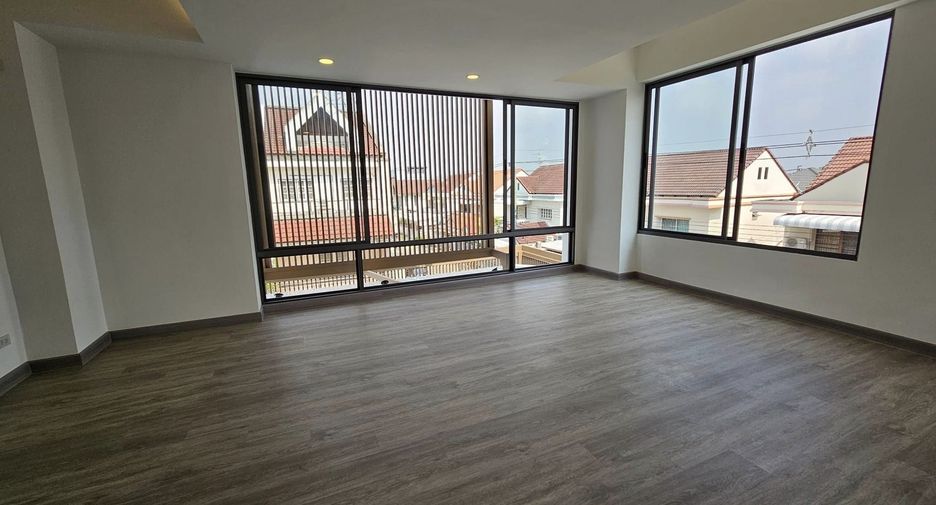For sale 4 bedrooms townhouse in Lat Phrao, Bangkok