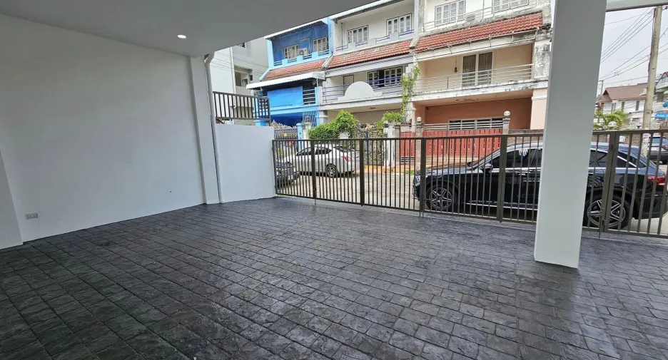 For sale 4 bedrooms townhouse in Lat Phrao, Bangkok