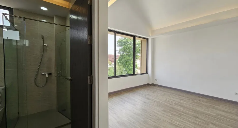 For sale 4 bedrooms townhouse in Lat Phrao, Bangkok