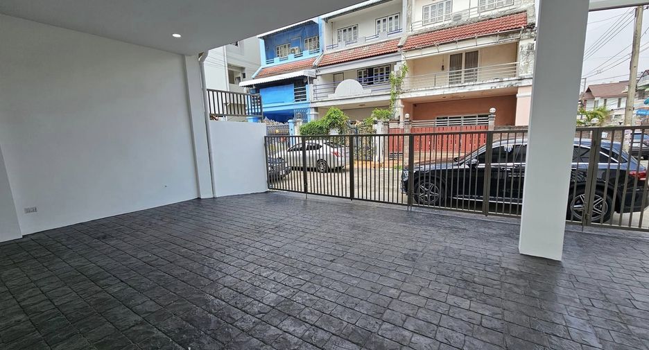 À vendre 4 chambres maison de ville à Lat Phrao, Bangkok