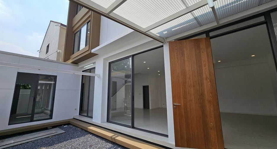 For sale 4 bedrooms townhouse in Lat Phrao, Bangkok