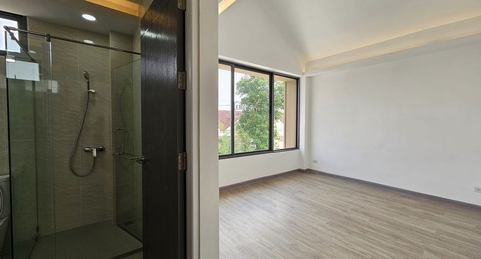 À vendre 4 chambres maison de ville à Lat Phrao, Bangkok