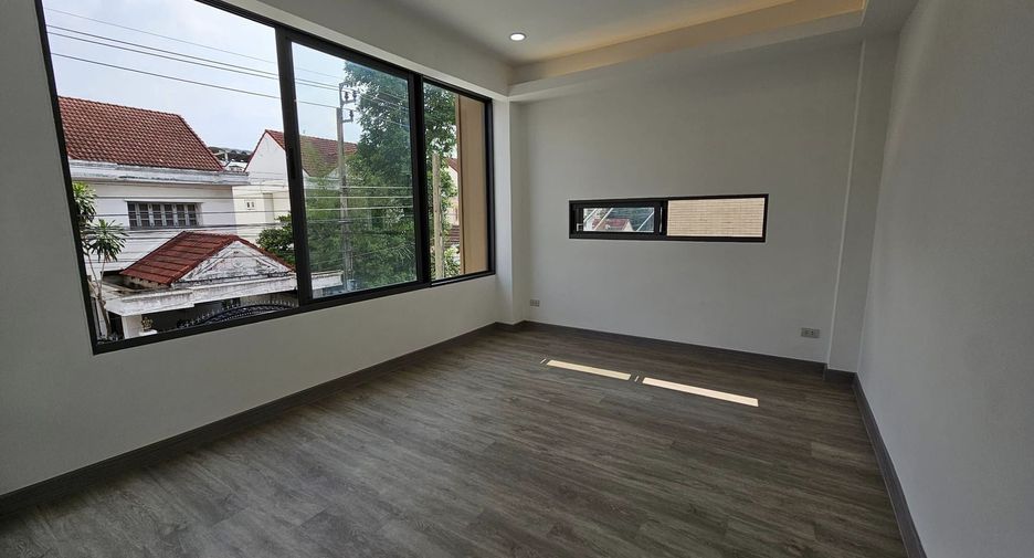 For sale 4 bedrooms townhouse in Lat Phrao, Bangkok
