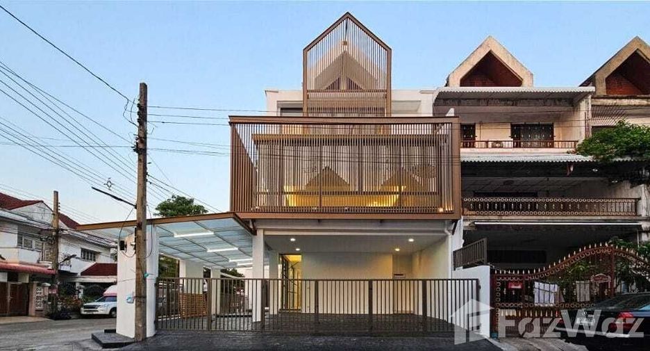 For sale 4 bedrooms townhouse in Lat Phrao, Bangkok