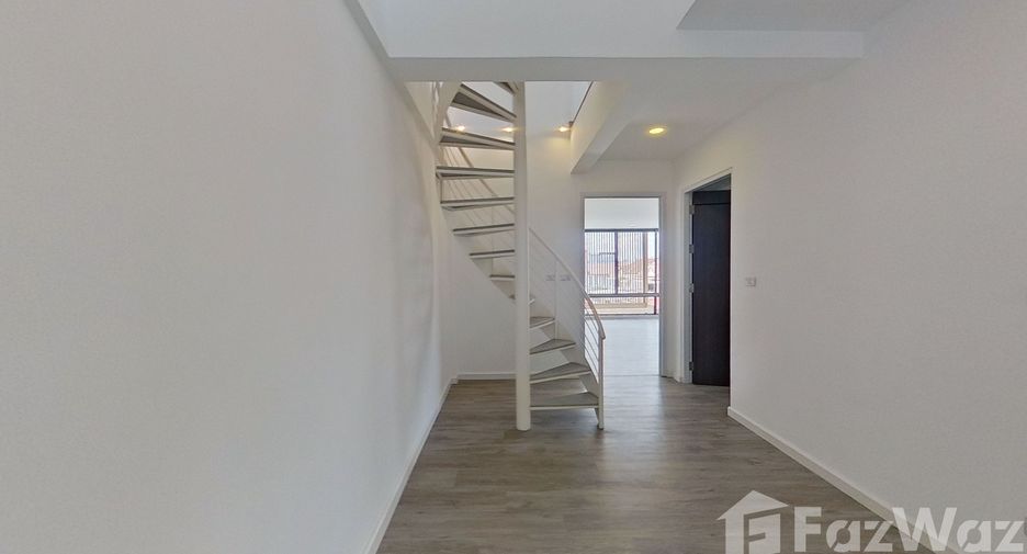 For sale 4 bedrooms townhouse in Lat Phrao, Bangkok