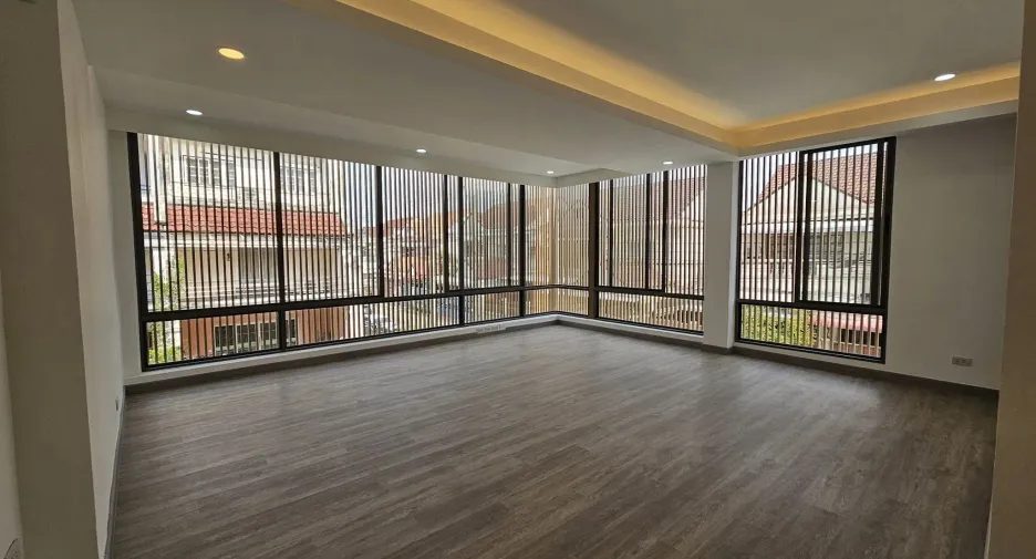For sale 4 bedrooms townhouse in Lat Phrao, Bangkok