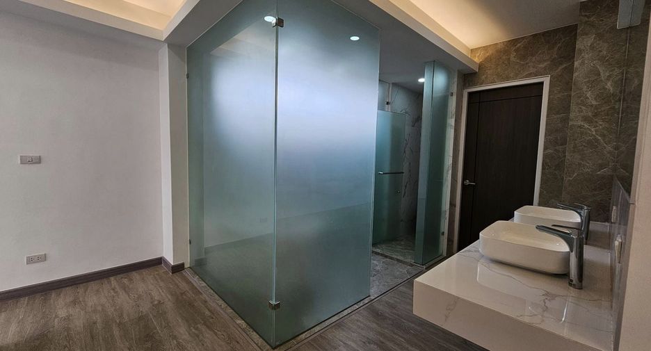 For sale 4 bedrooms townhouse in Lat Phrao, Bangkok