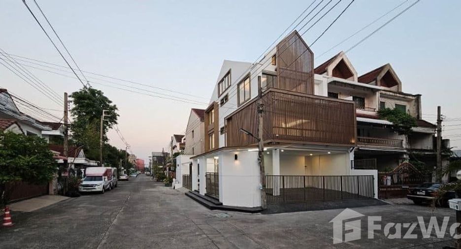 For sale 4 bedrooms townhouse in Lat Phrao, Bangkok