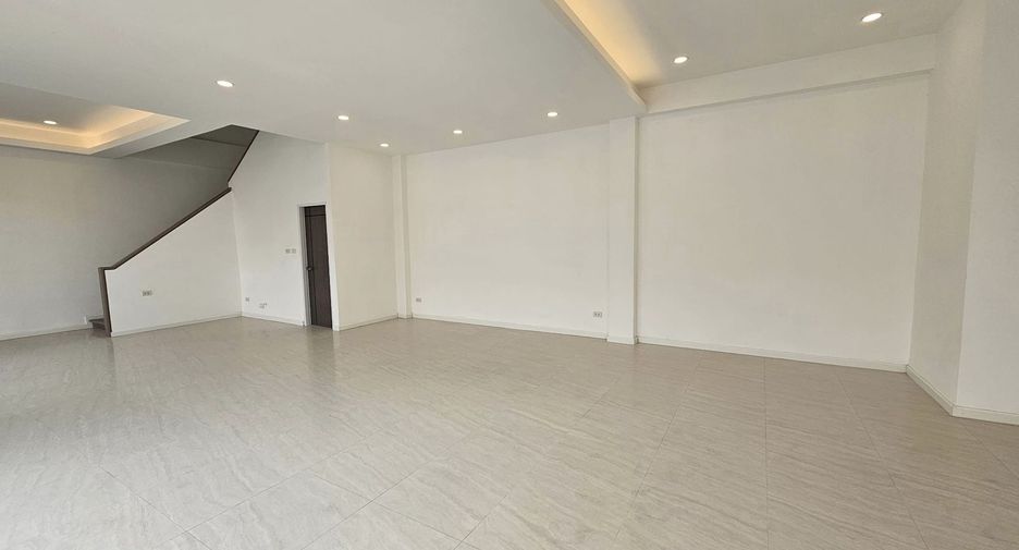 For sale 4 bedrooms townhouse in Lat Phrao, Bangkok