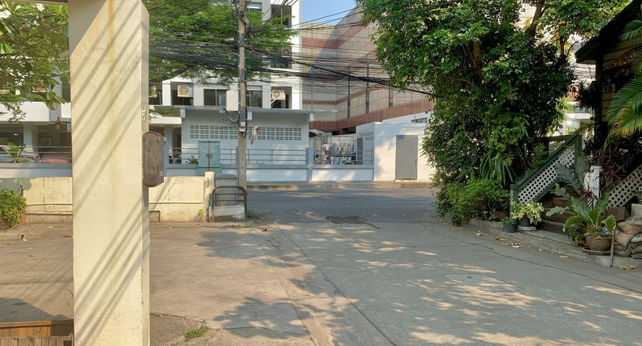 For sale 4 bedrooms house in Bang Kapi, Bangkok